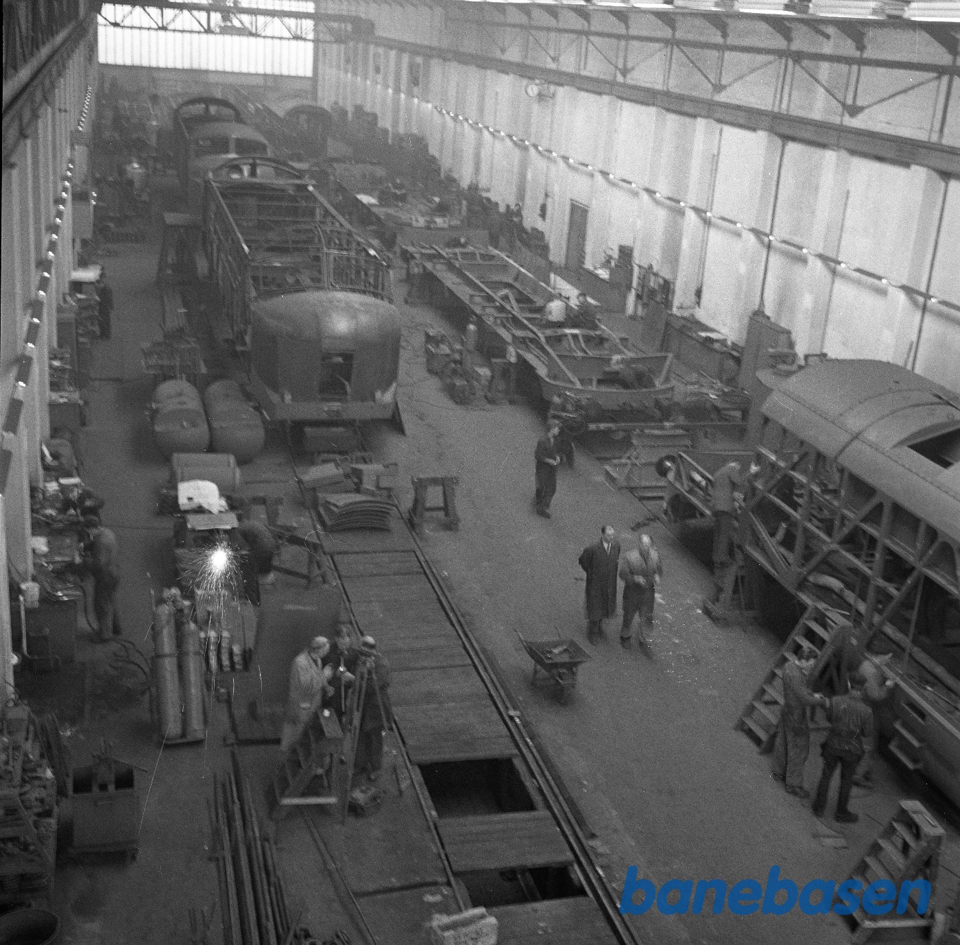 Interiør i værksted med bygning af My 12xx Interiør i værksted med bygning af My 12xx