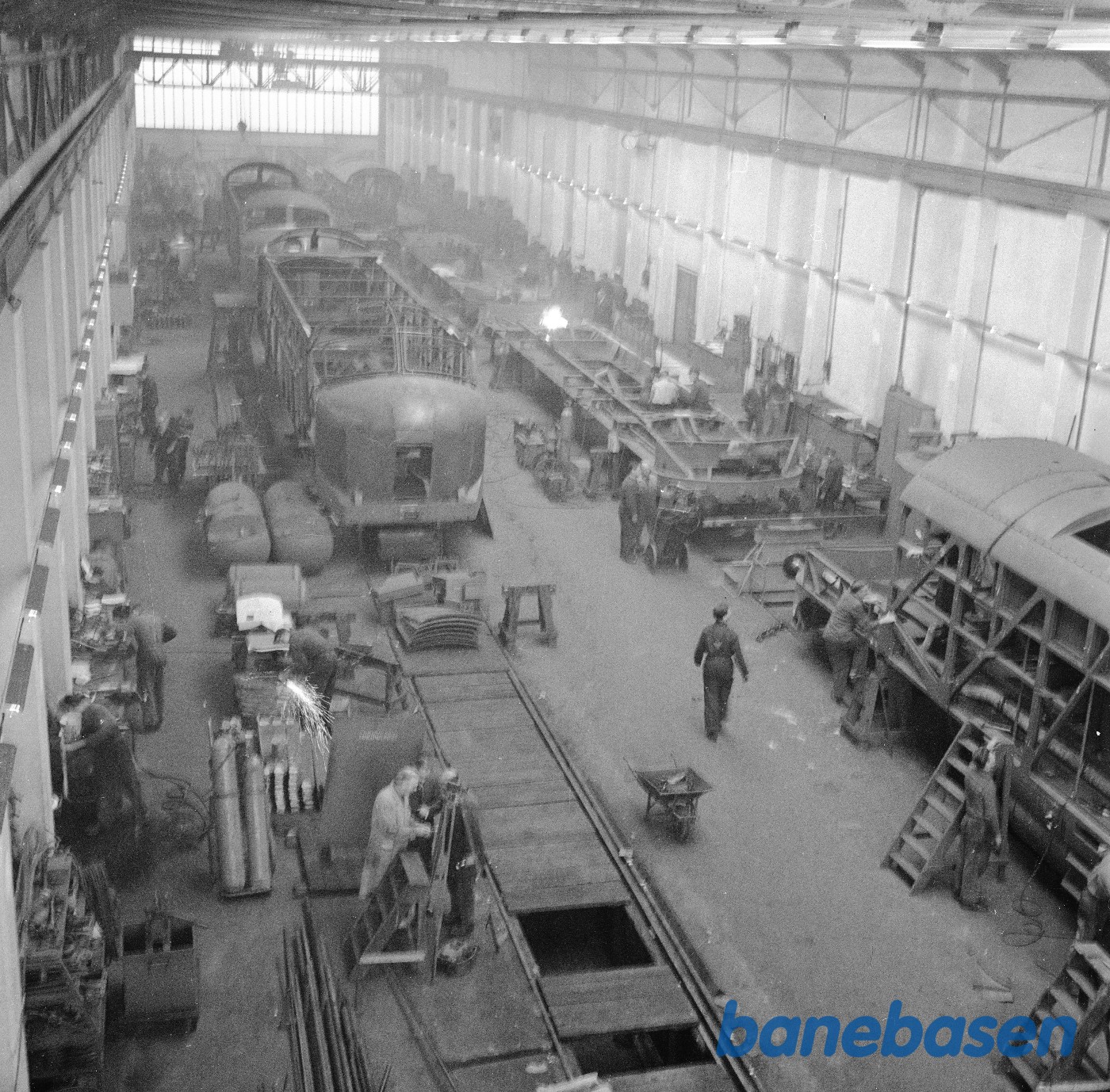 Interiør i værksted med bygning af My 12xx Interiør i værksted med bygning af My 12xx