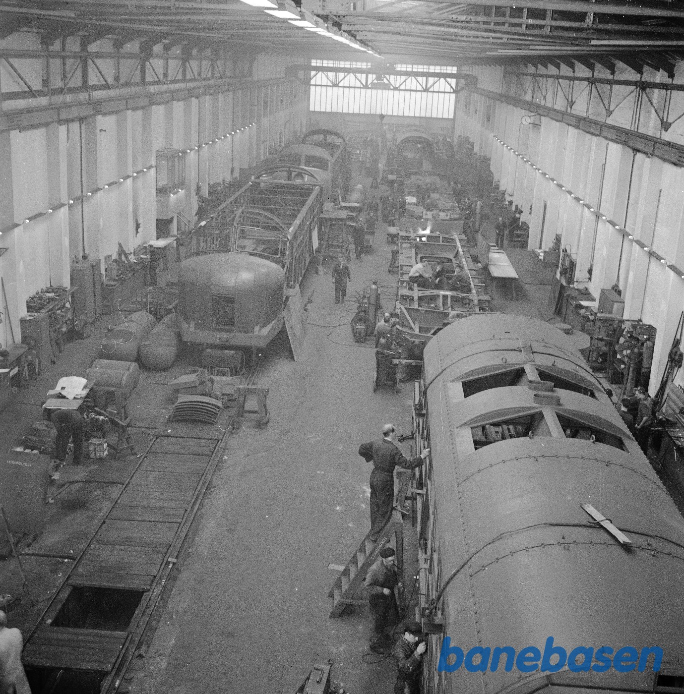 Interiør i værksted med bygning af My 12xx Interiør i værksted med bygning af My 12xx