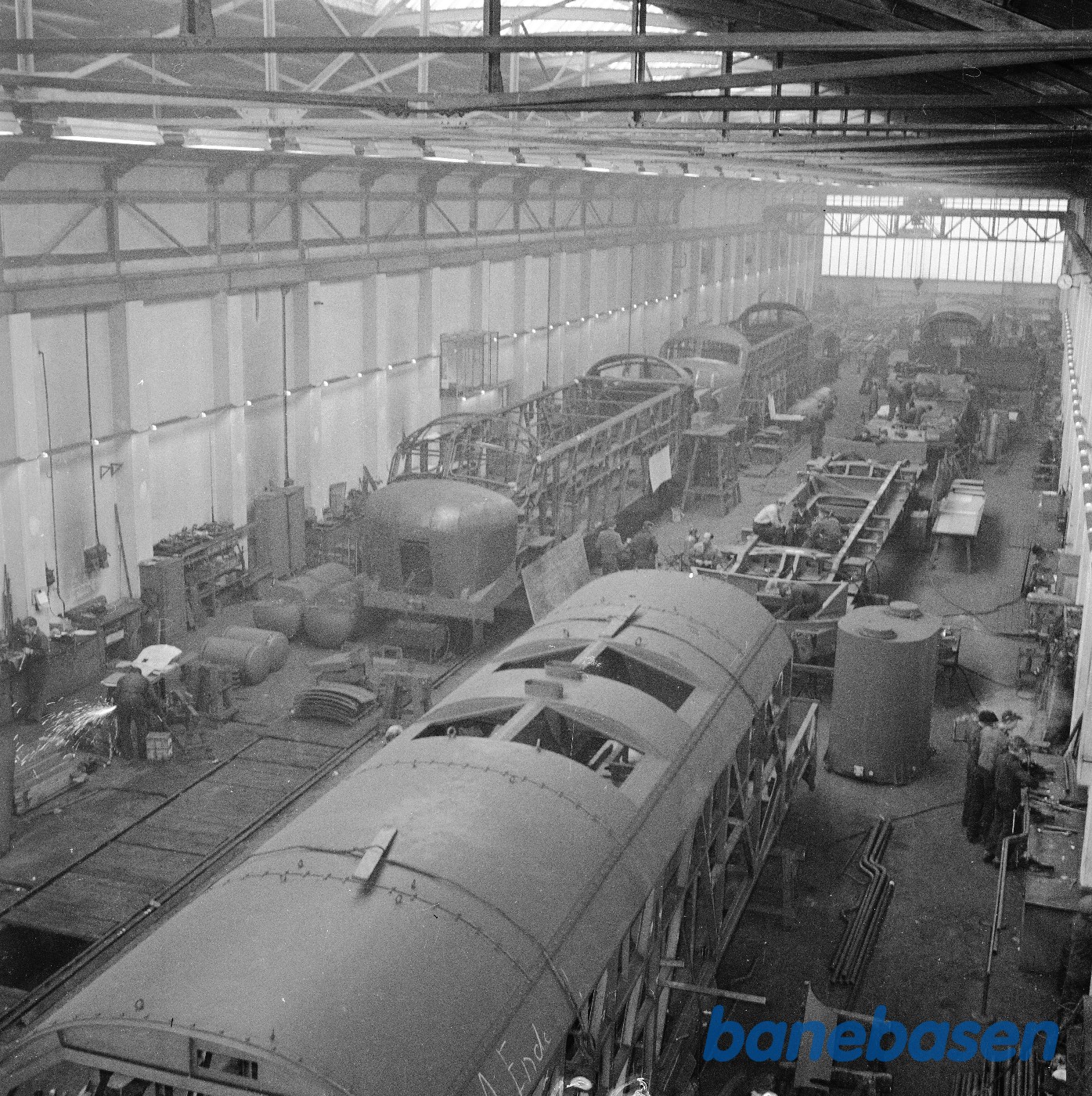 Interiør i værksted med bygning af My 12xx Interiør i værksted med bygning af My 12xx