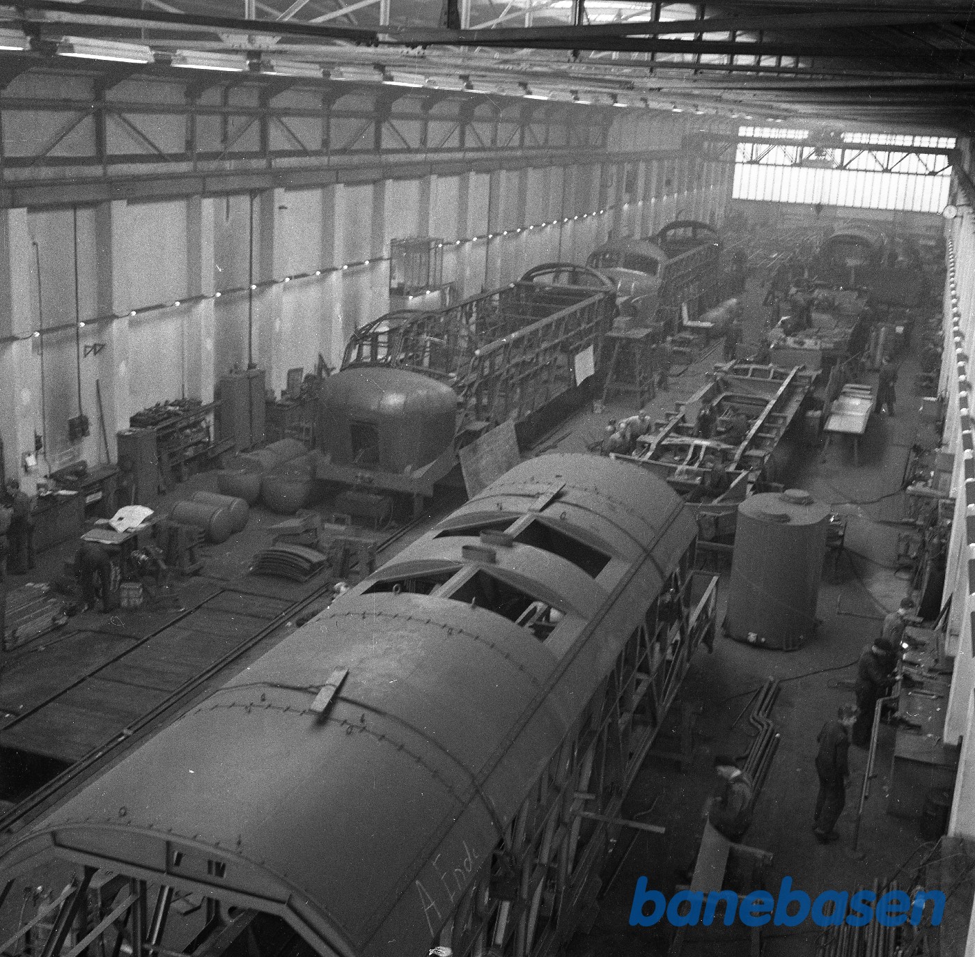 Interiør i værksted med bygning af My 12xx Interiør i værksted med bygning af My 12xx