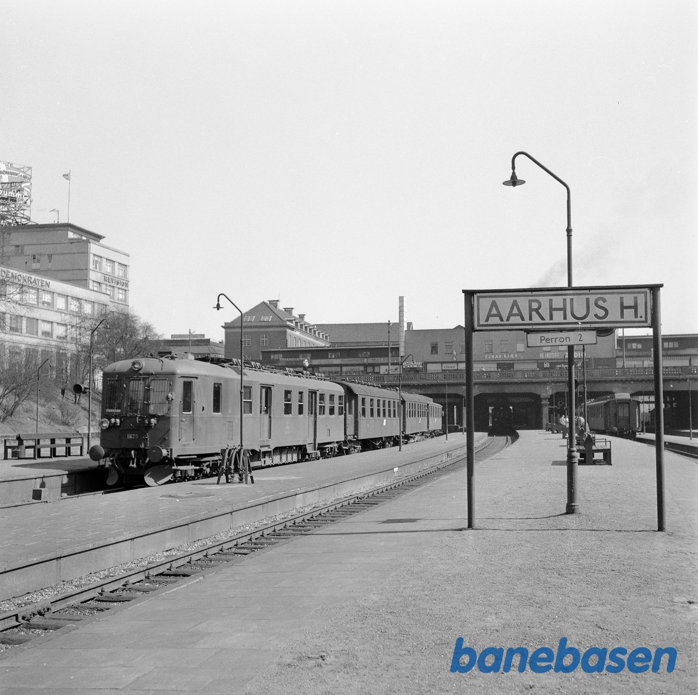 MO 1875 med vogne på Aarhus H (6x6) MO 1875 med vogne på Aarhus H (6x6)