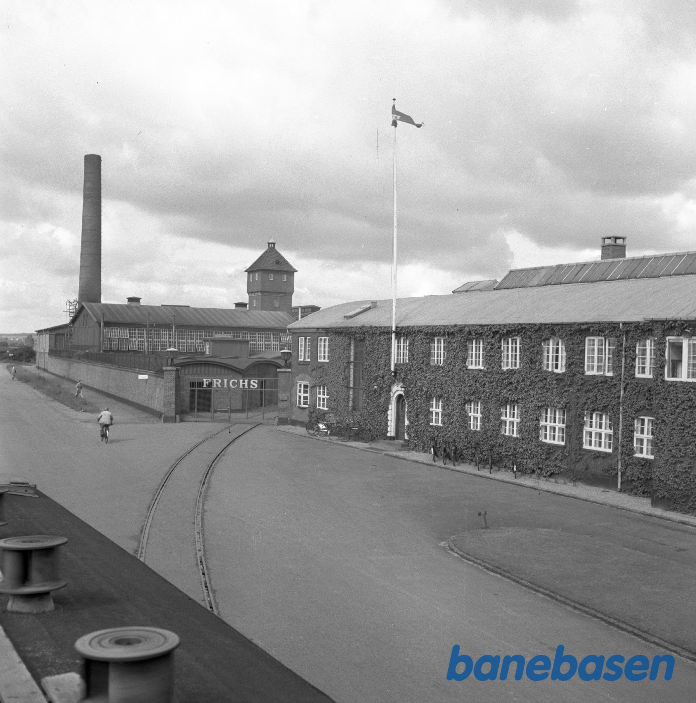 Billeder foran fabriksporten Billeder foran fabriksporten