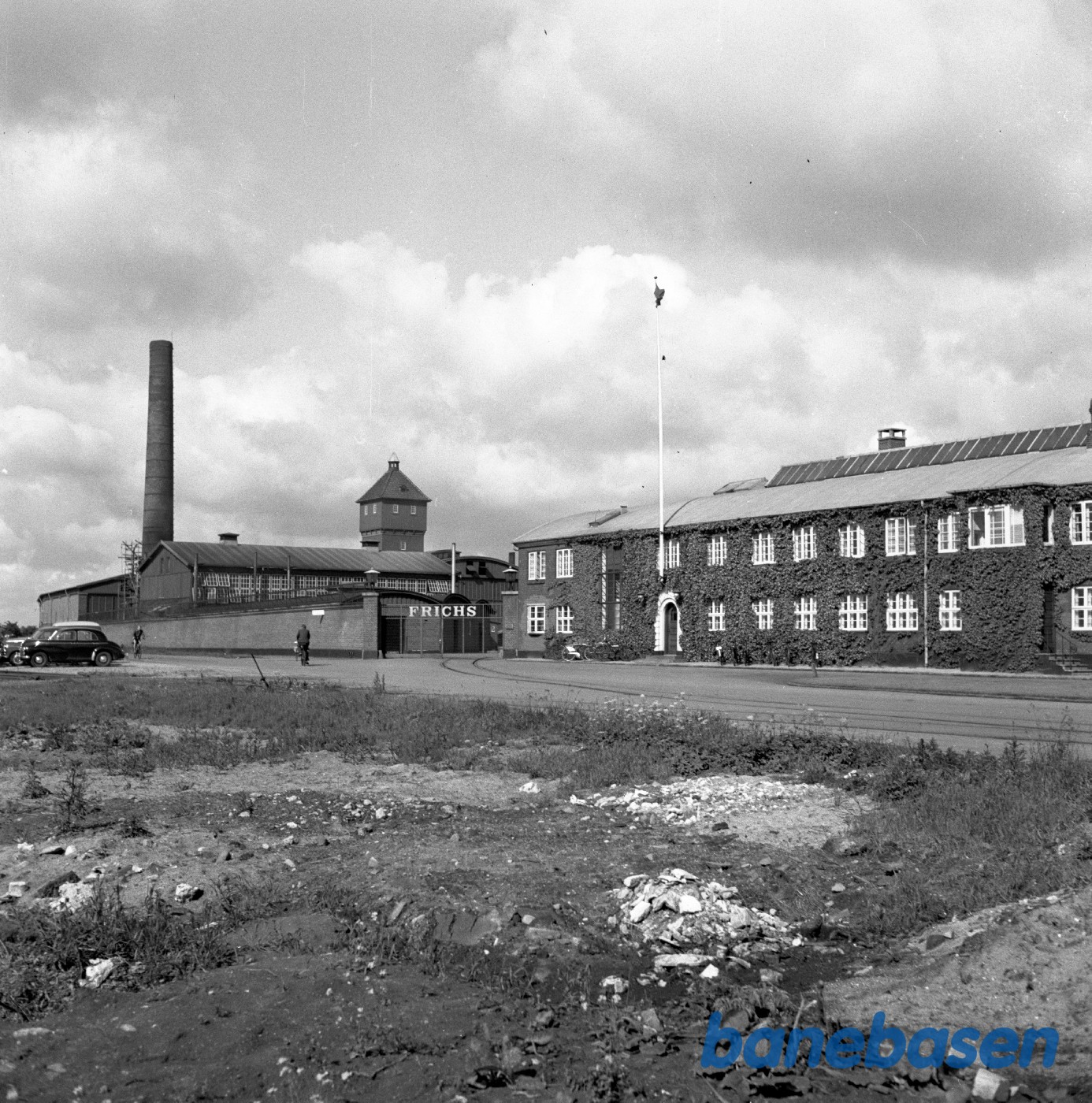 Billeder foran fabriksporten Billeder foran fabriksporten