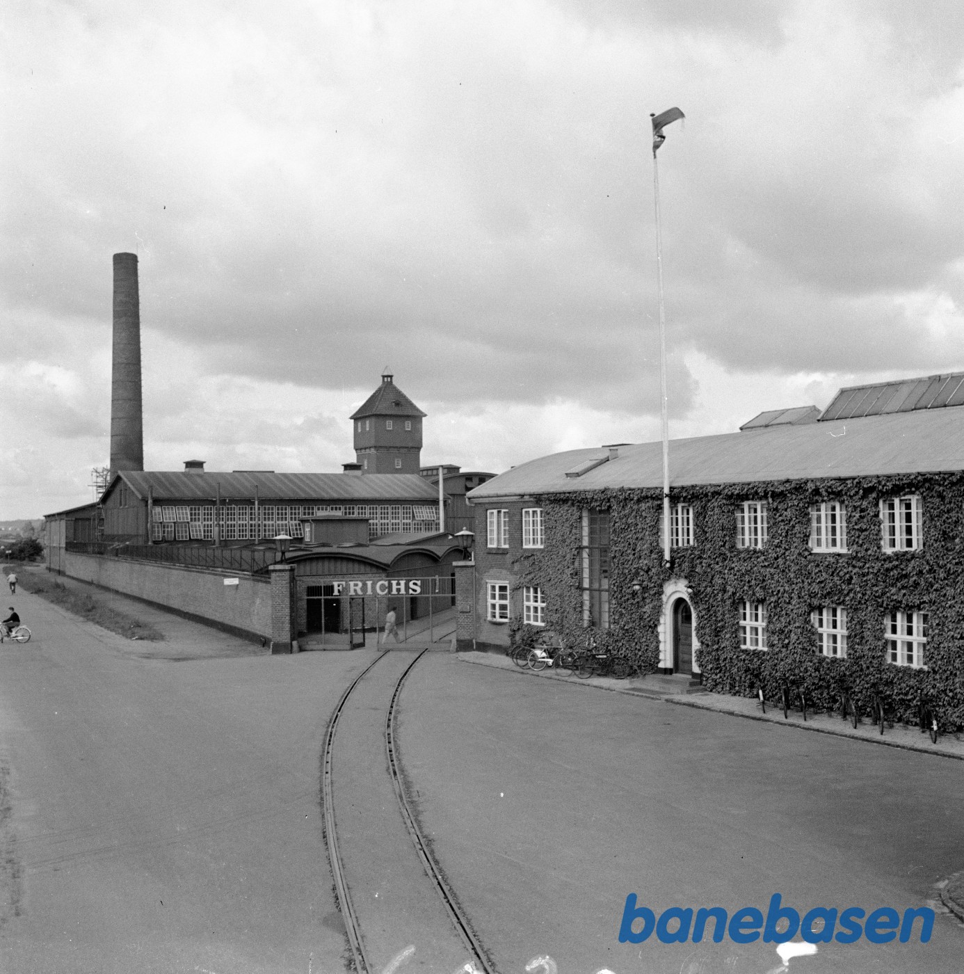 Billeder foran fabriksporten Billeder foran fabriksporten