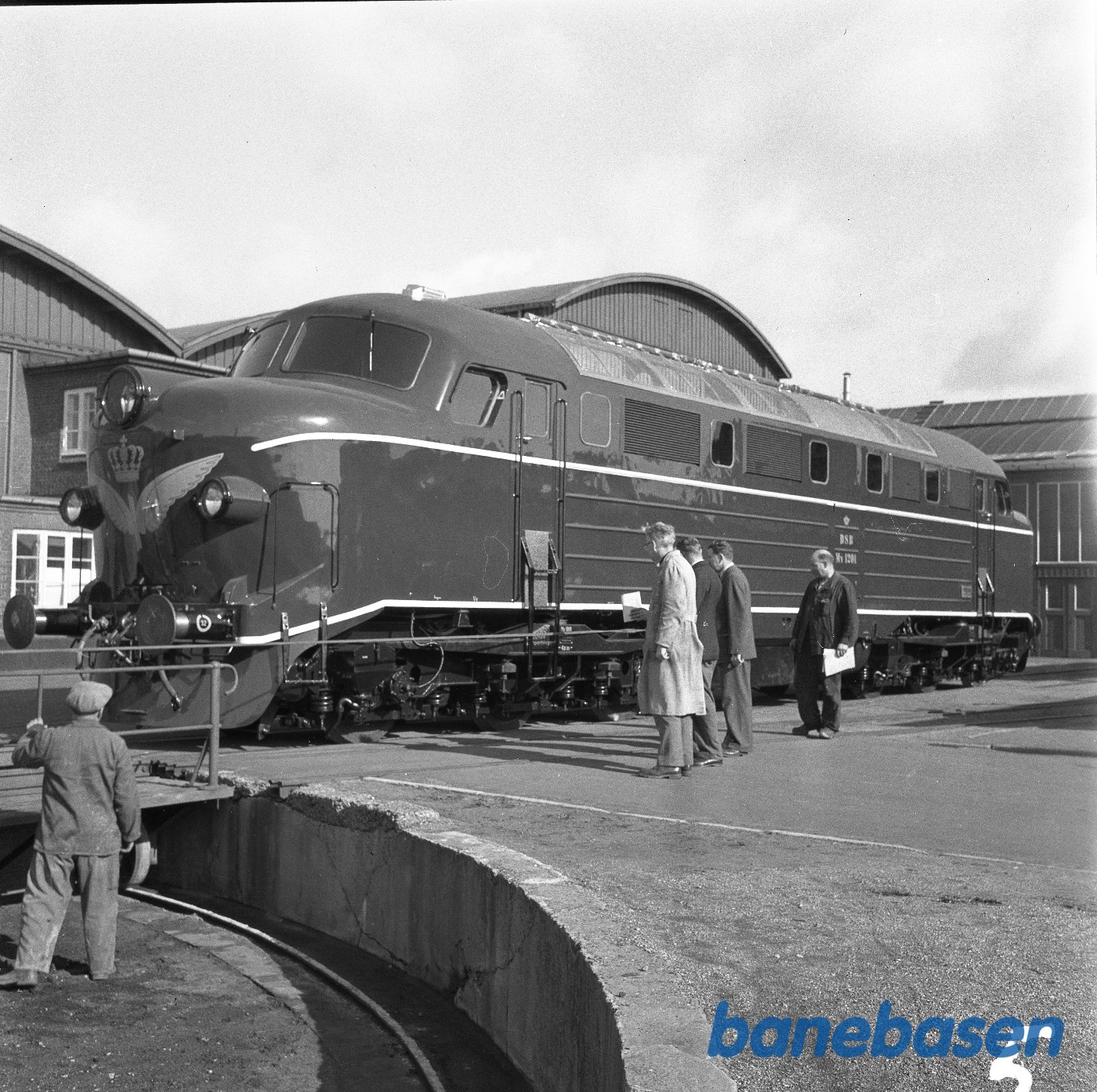 MY i fabriksgården med personer foran MY i fabriksgården med personer foran