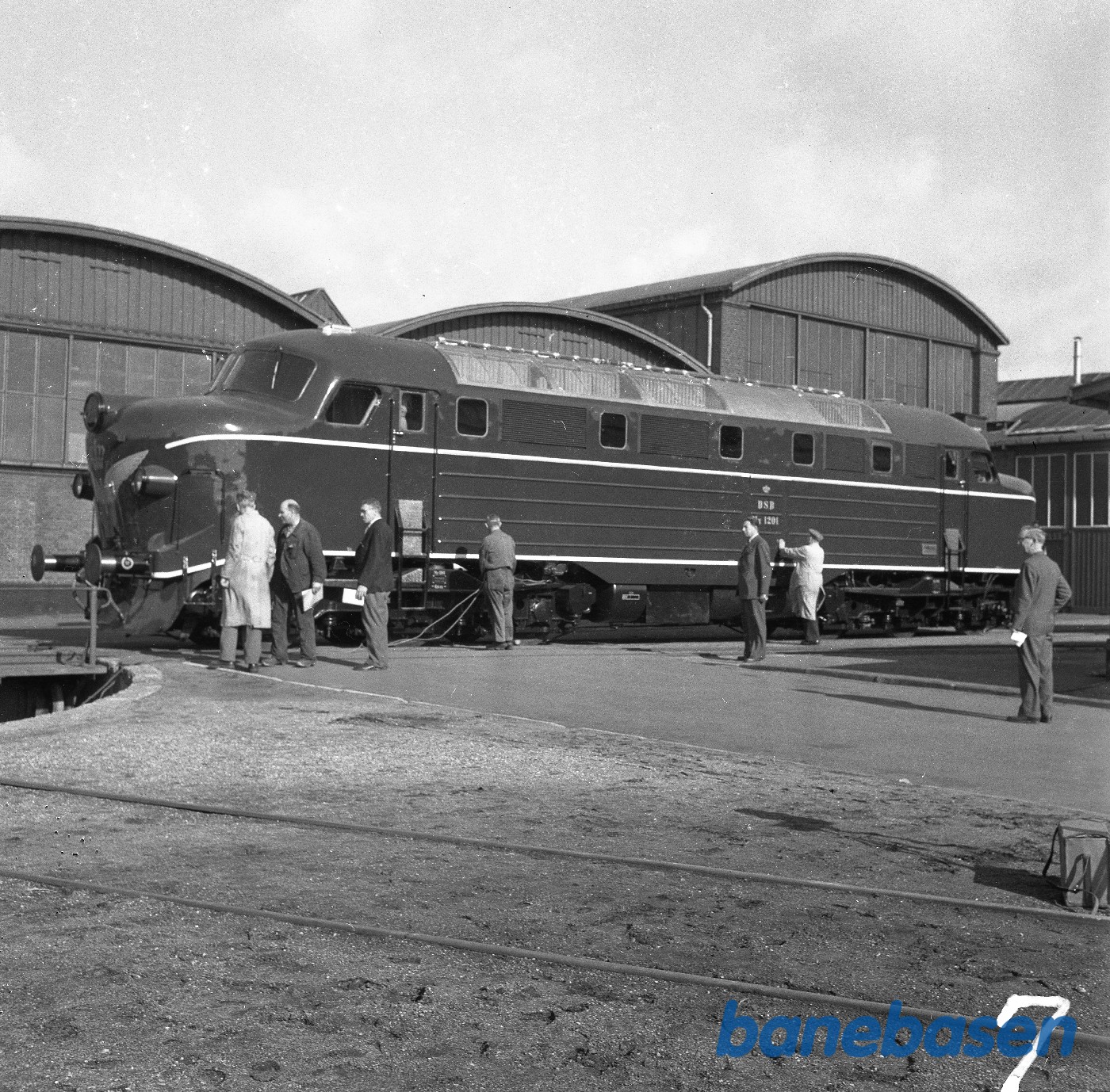 MY i fabriksgården med personer foran MY i fabriksgården med personer foran