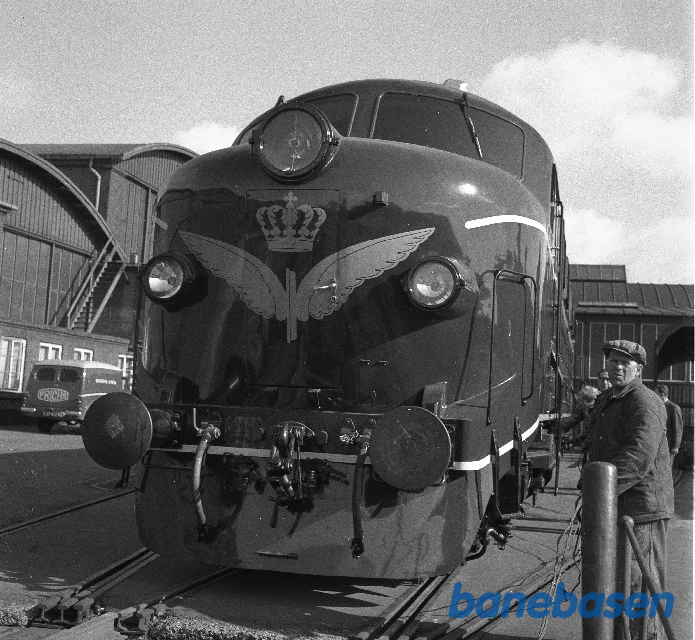 MY i fabriksgården med personer foran MY i fabriksgården med personer foran