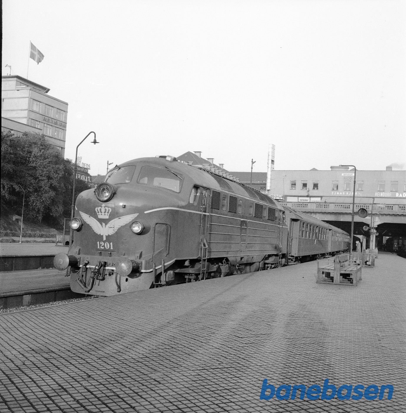 My 1201 med vogne på Aarhus H My 1201 med vogne på Aarhus H