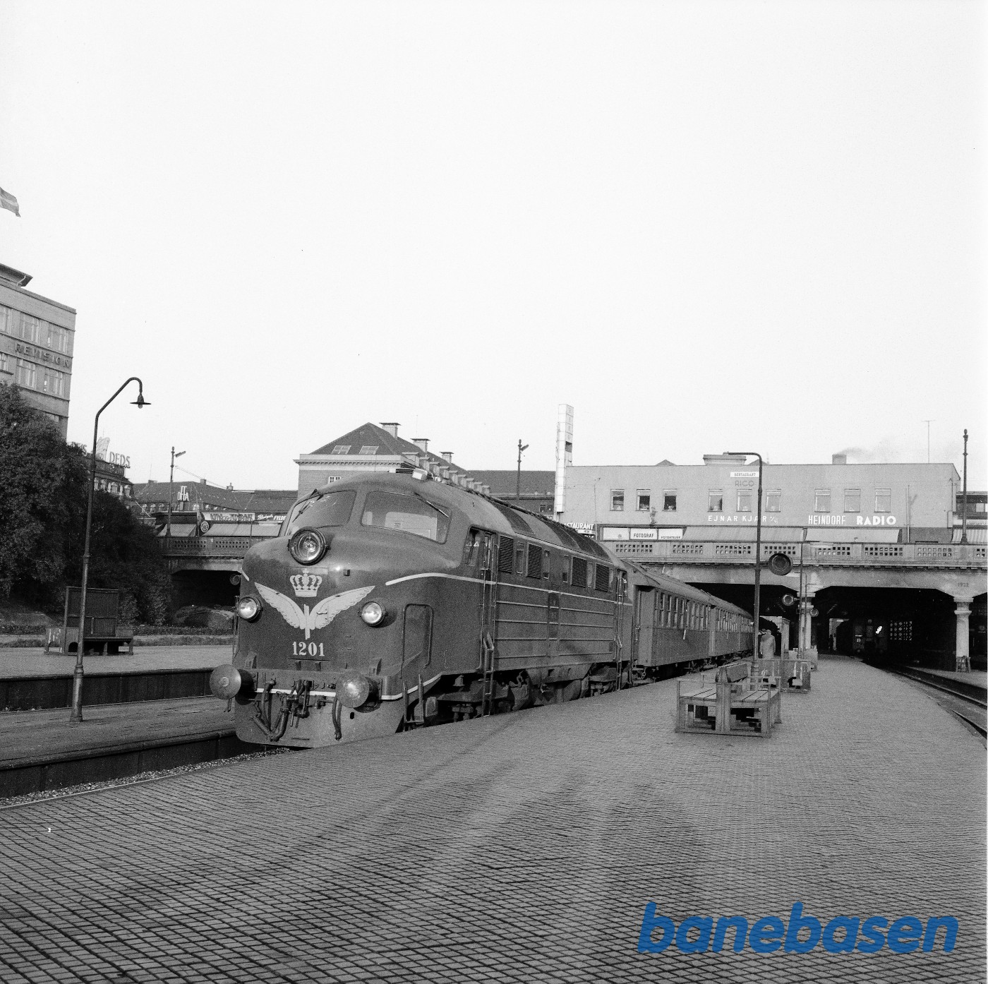 My 1201 med vogne på Aarhus H My 1201 med vogne på Aarhus H