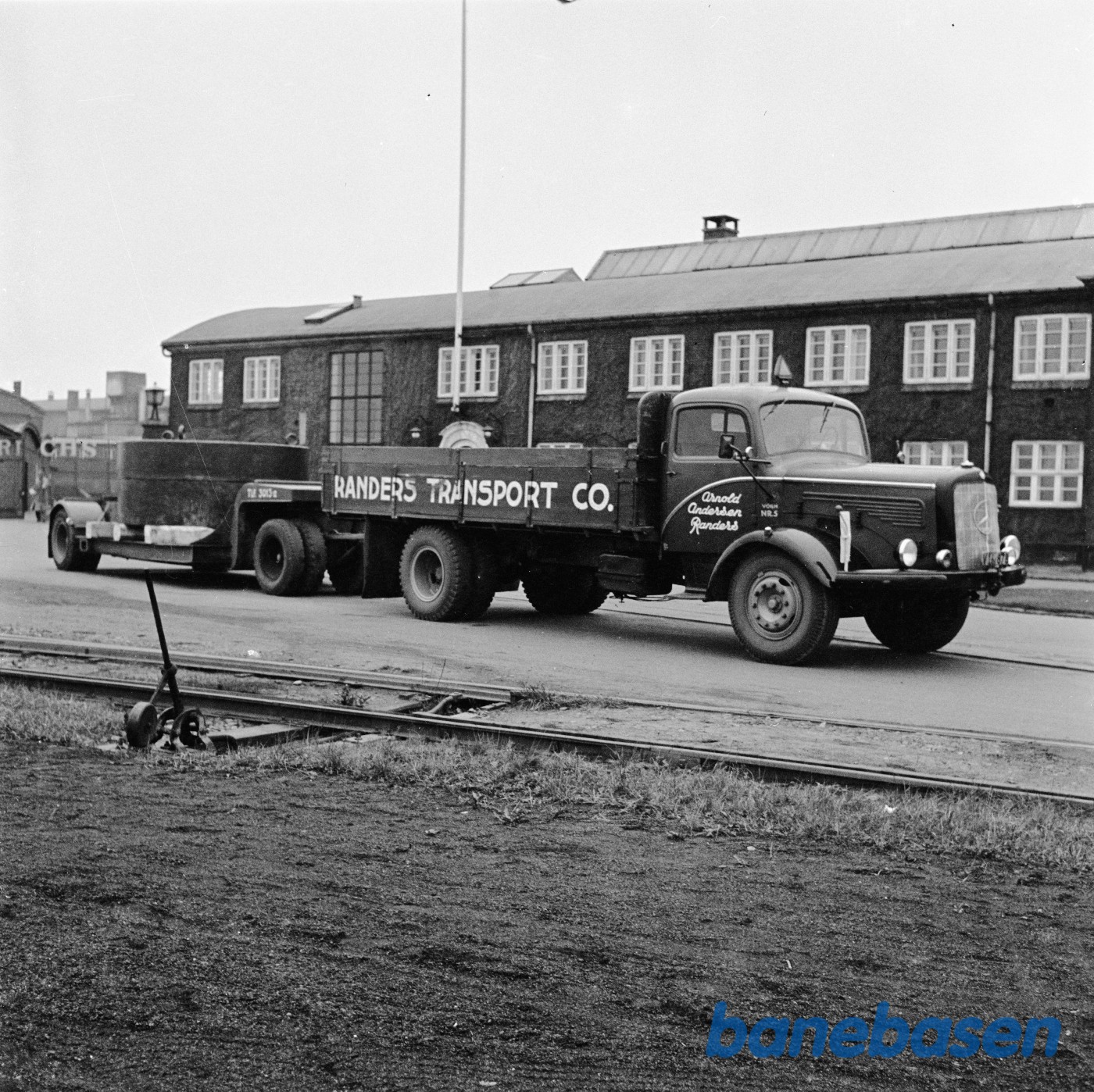 Ung pige på kontoret med blomster Ung pige på kontoret med blomster