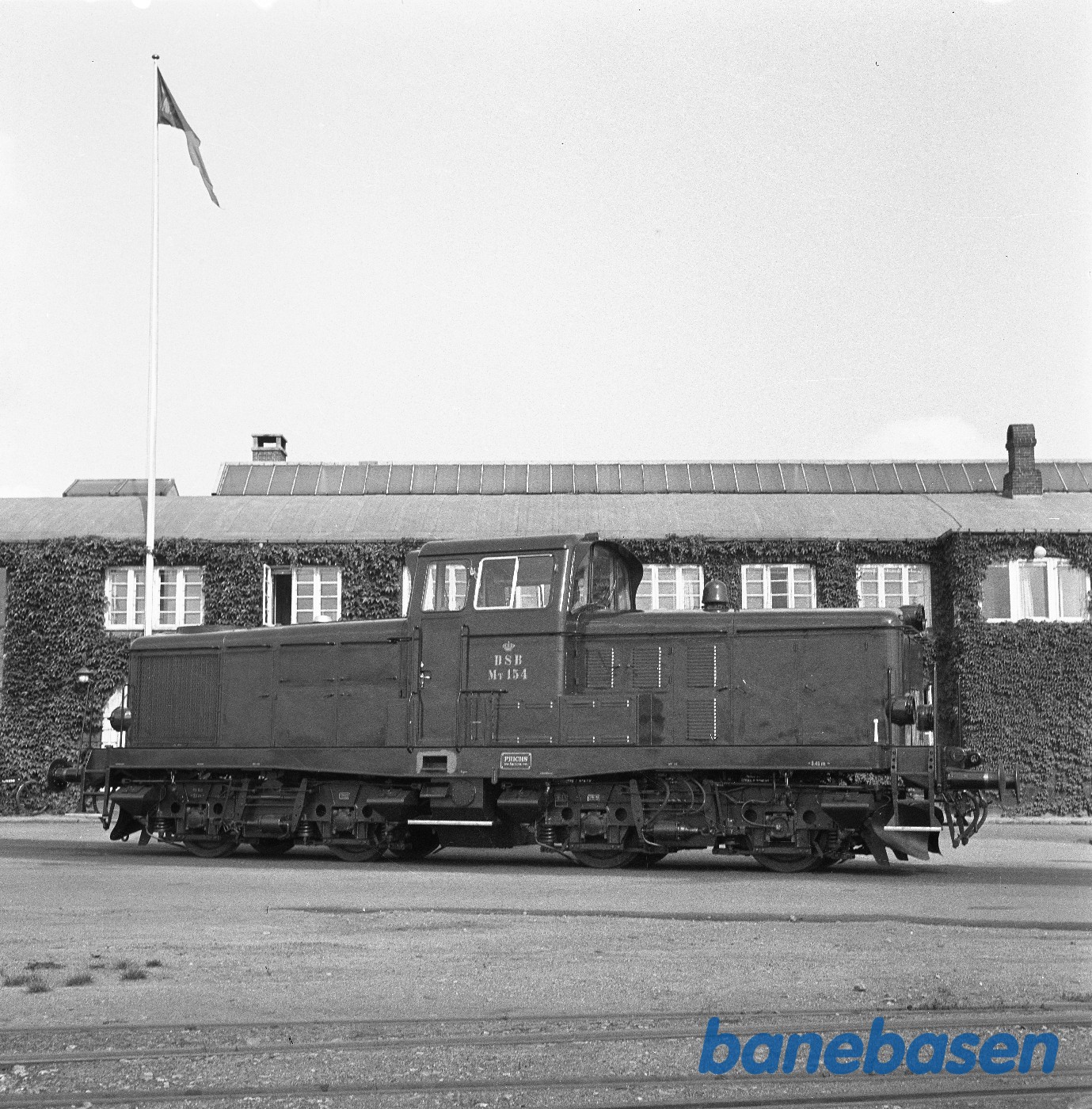 MT 154 i fabriksgården MT 154 i fabriksgården