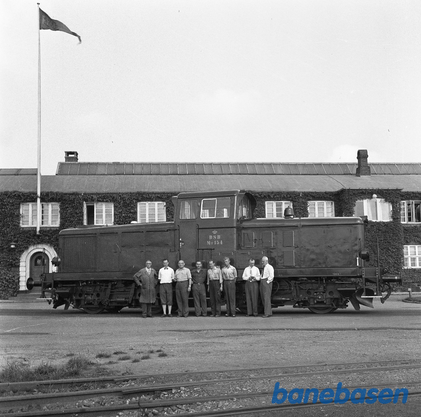 MT 154 i fabriksgården med personale foran MT 154 i fabriksgården med personale foran