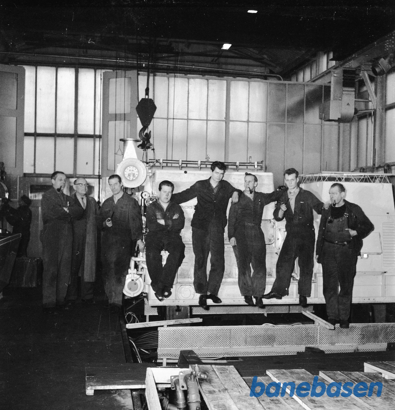 Motor til MH ???? Medarbejderne står foran motoren Motor til MH ???? Medarbejderne står foran motoren