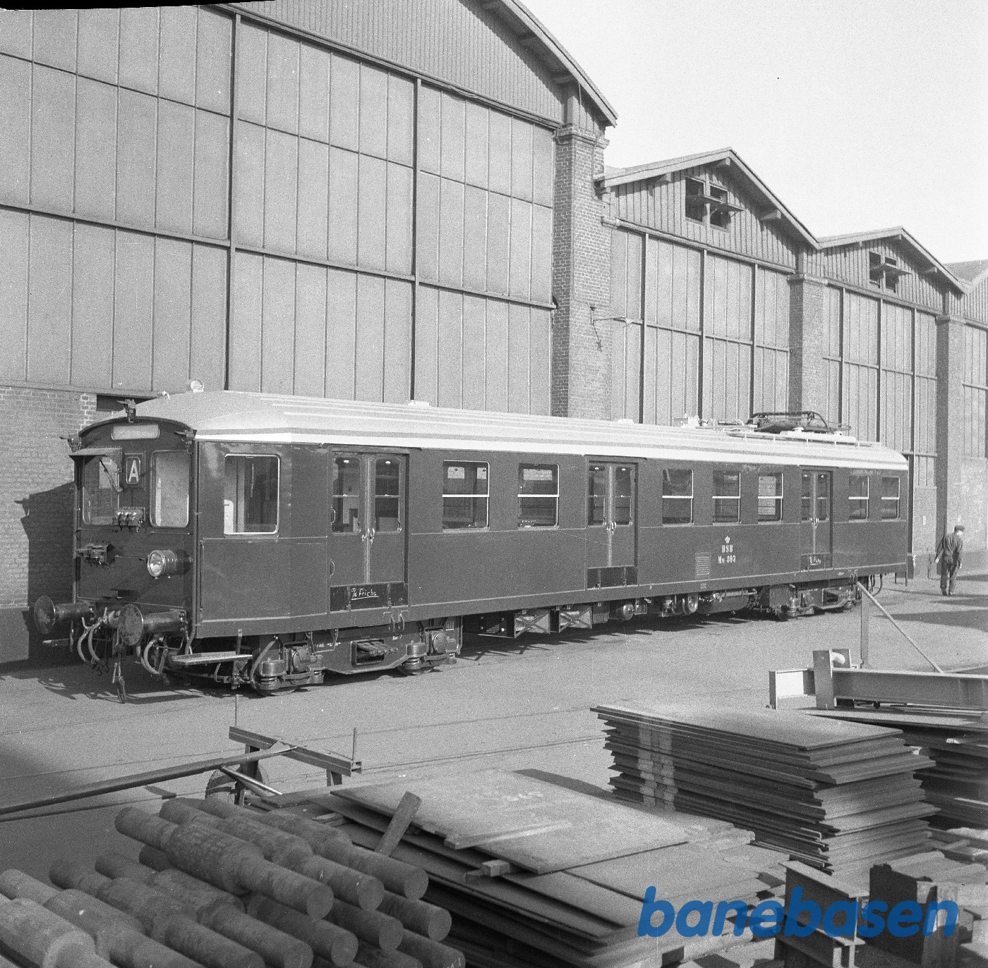 Nærtrafikvogn i gården ved aflevering Nærtrafikvogn i gården ved aflevering