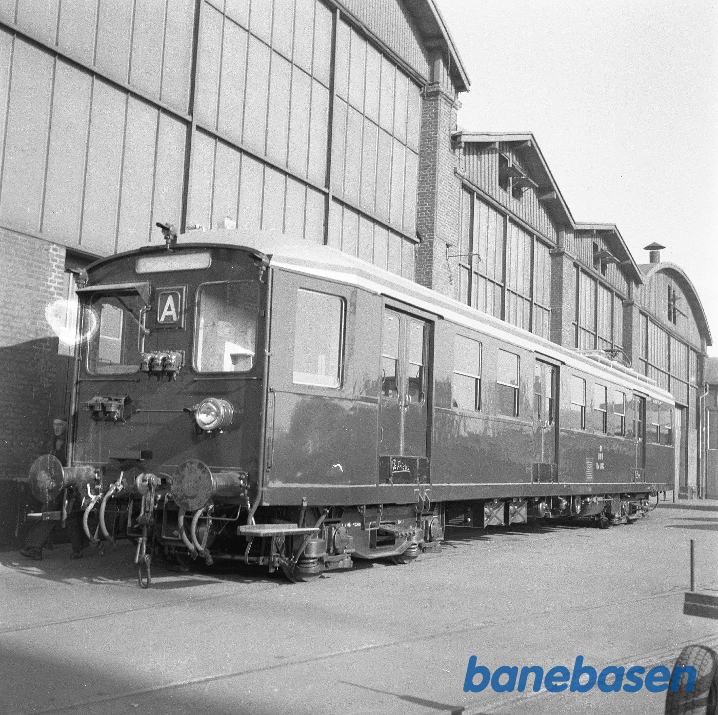 Nærtrafikvogn fra bagenden i gården ved aflevering Nærtrafikvogn fra bagenden i gården ved aflevering