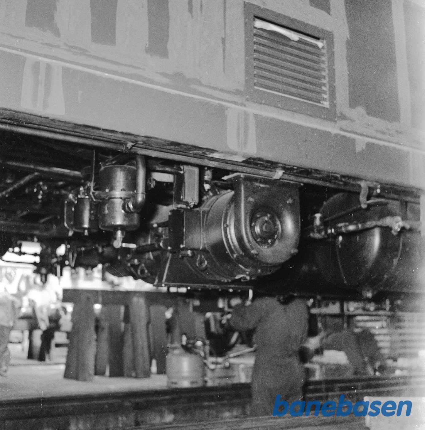 Nærtrafikvogn i værkstedet. Undervognsdele Nærtrafikvogn i værkstedet. Undervognsdele