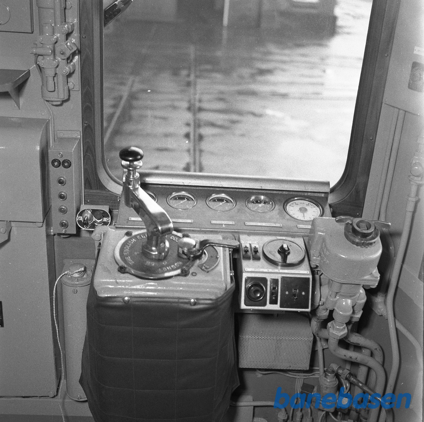 Nærtrafikvogn i gården. Førerrum Nærtrafikvogn i gården. Førerrum
