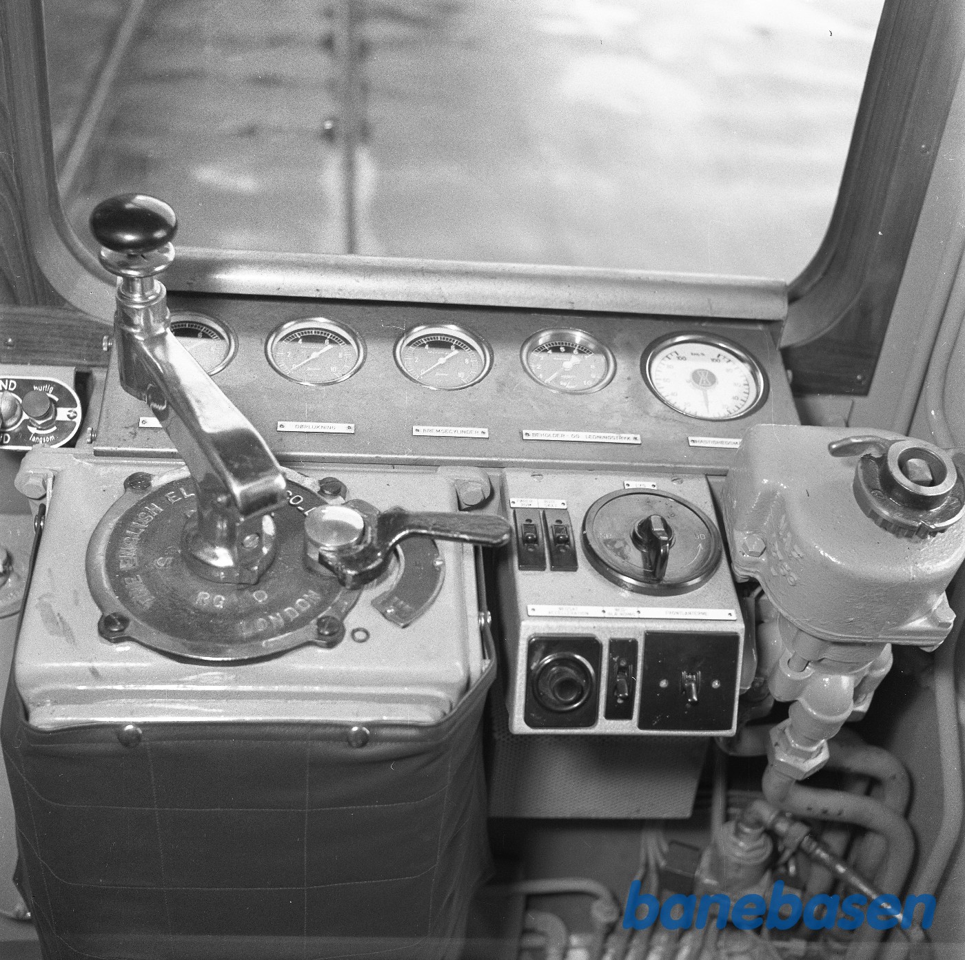 Nærtrafikvogn i gården. Førerrum Nærtrafikvogn i gården. Førerrum