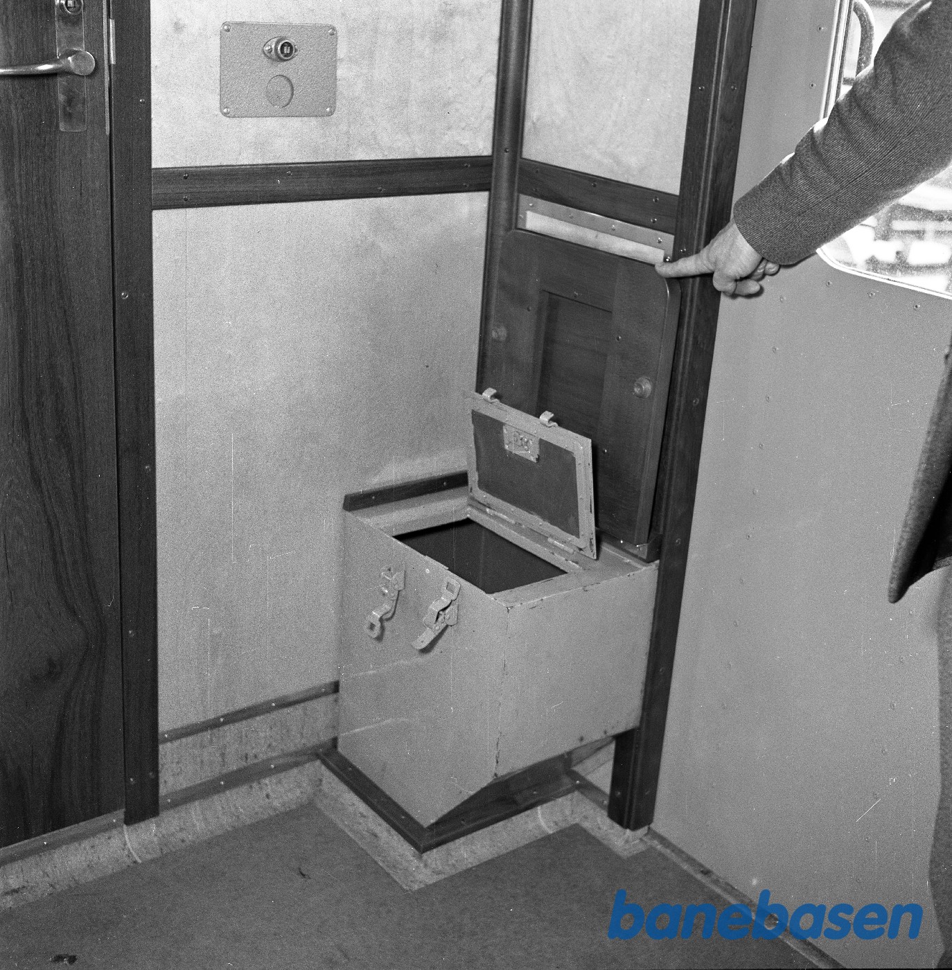 Nærtrafikvogn i gården. Sanding Nærtrafikvogn i gården. Sanding