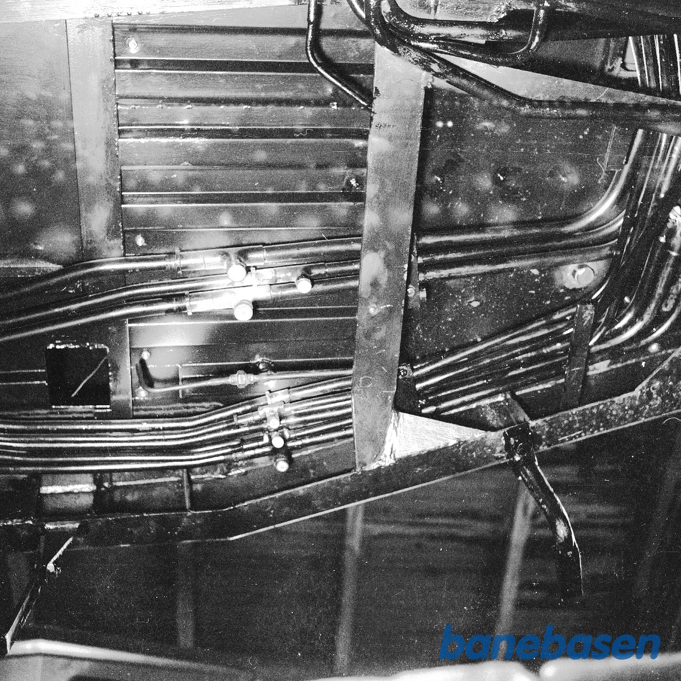 Nærtrafikvogn i værkstedet. Bremsedele og rør undervogn. Nærtrafikvogn i værkstedet. Bremsedele og rør undervogn.