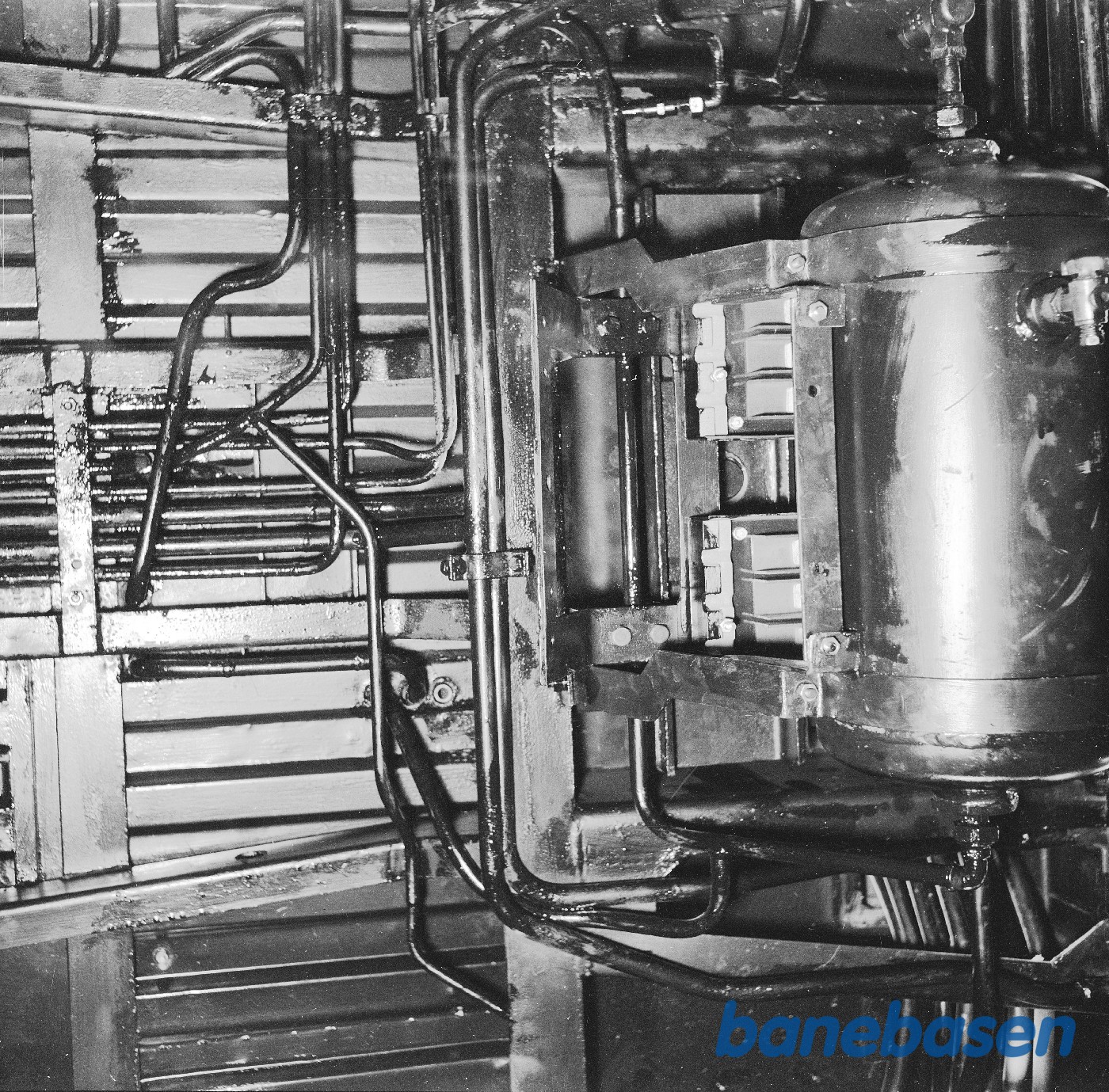 Nærtrafikvogn i værkstedet. Bremsedele og rør undervogn. Nærtrafikvogn i værkstedet. Bremsedele og rør undervogn.