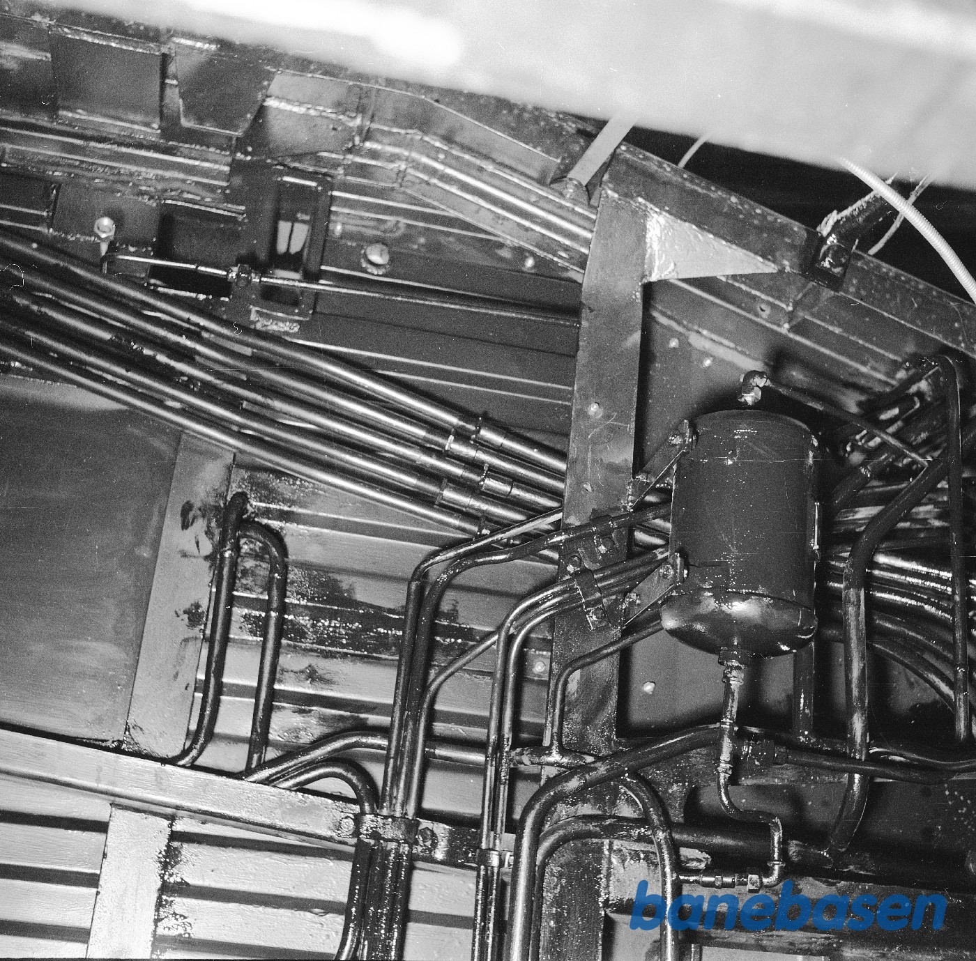 Nærtrafikvogn i værkstedet. Bremsedele og rør undervogn. Nærtrafikvogn i værkstedet. Bremsedele og rør undervogn.