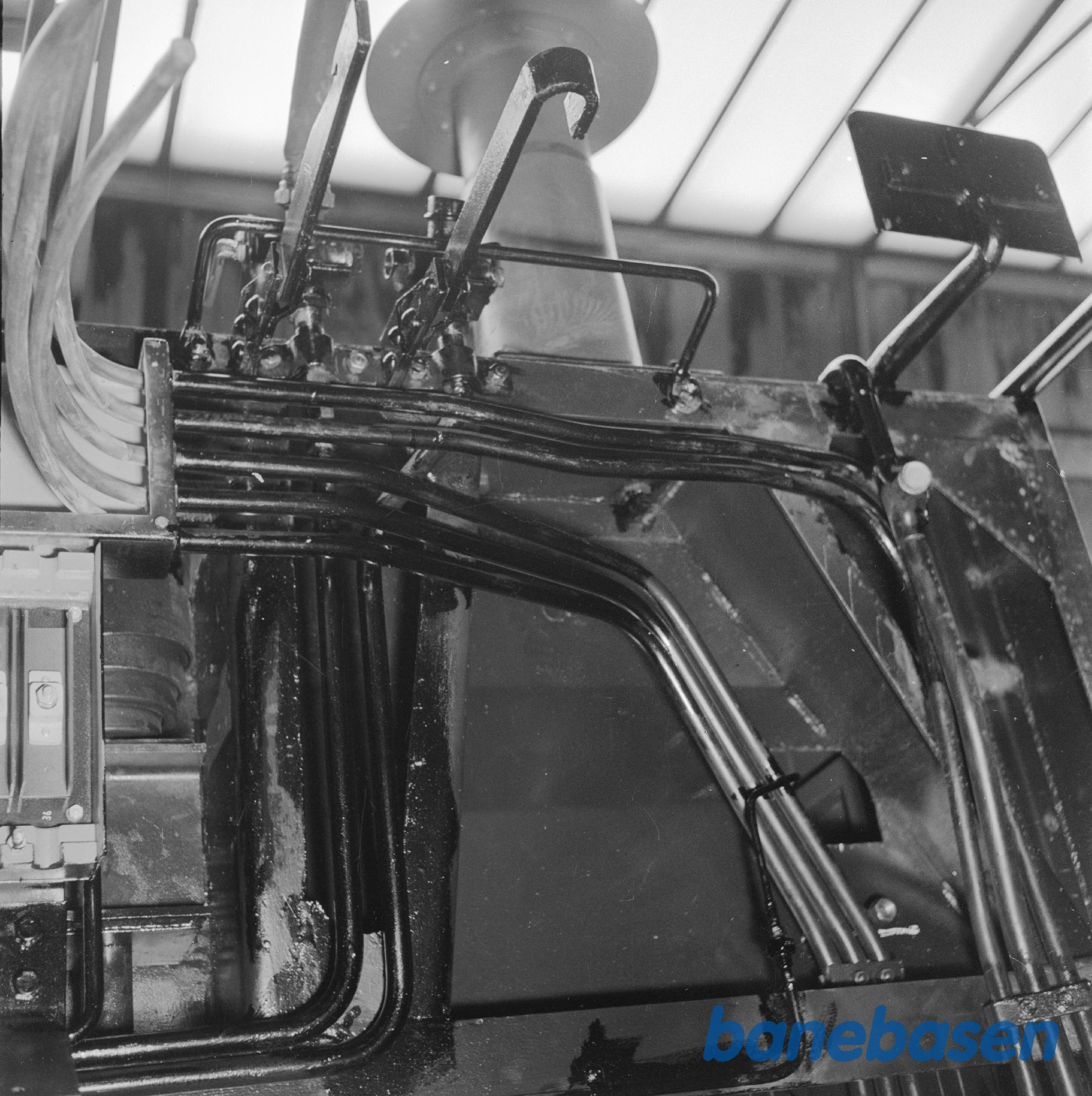 Nærtrafikvogn i værkstedet. Bremsedele og rør undervogn. Nærtrafikvogn i værkstedet. Bremsedele og rør undervogn.