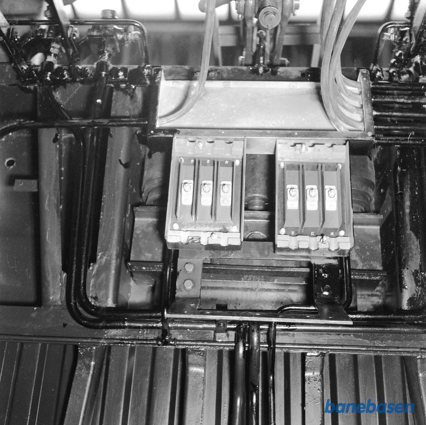 Nærtrafikvogn i værkstedet. Bremsedele og rør undervogn. Nærtrafikvogn i værkstedet. Bremsedele og rør undervogn.