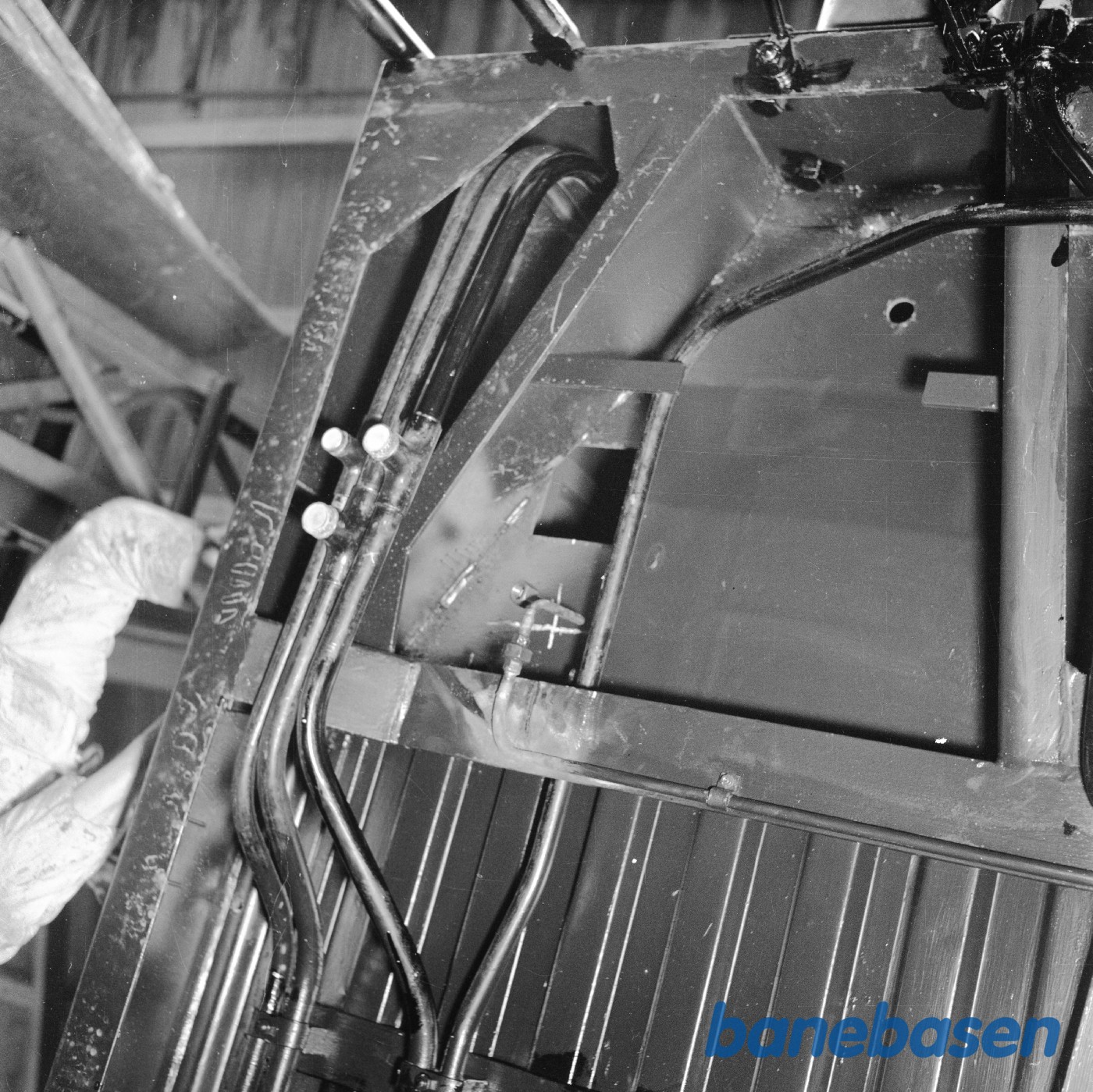 Nærtrafikvogn i værkstedet. Bremsedele og rør undervogn. Nærtrafikvogn i værkstedet. Bremsedele og rør undervogn.