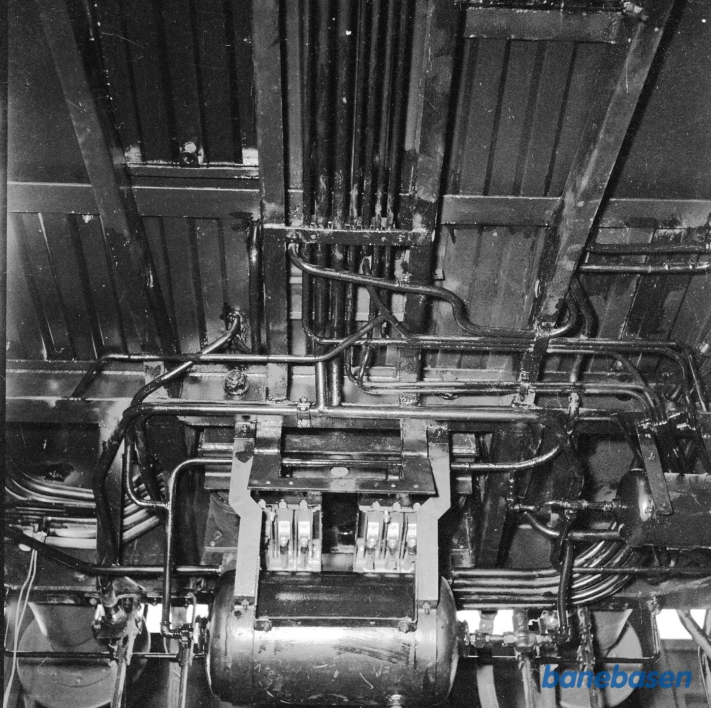 Nærtrafikvogn i værkstedet. Bremsedele og rør undervogn.