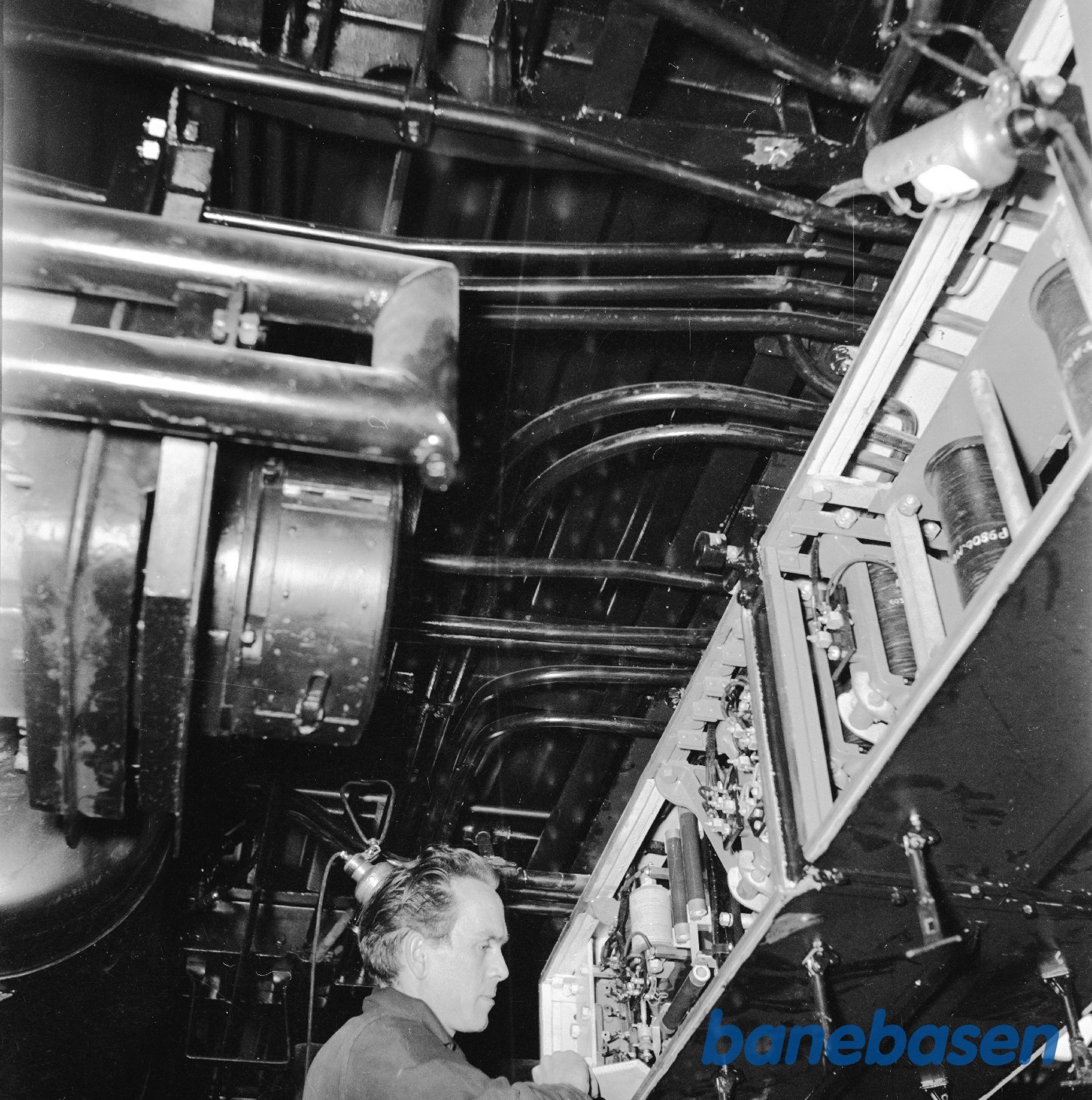 Nærtrafikvogn i værkstedet. Bremsedele og rør undervogn. Nærtrafikvogn i værkstedet. Bremsedele og rør undervogn.