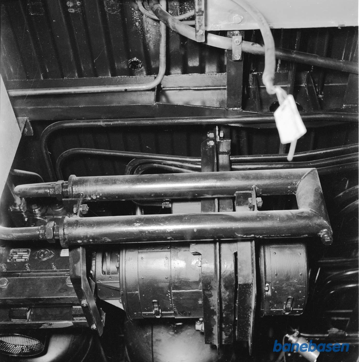 Nærtrafikvogn i værkstedet. Bremsedele og rør undervogn.