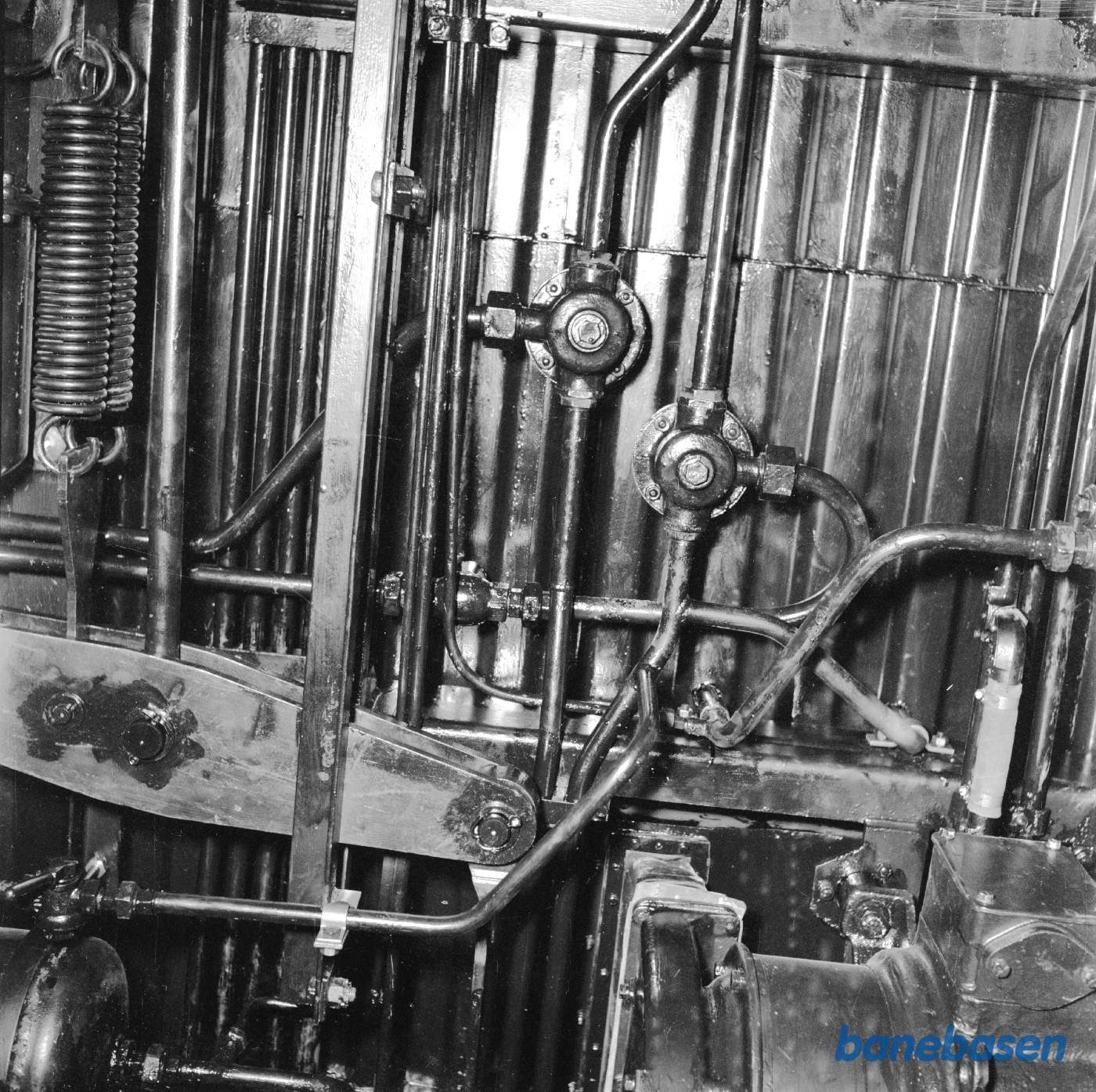 Nærtrafikvogn i værkstedet. Bremsedele og rør undervogn.