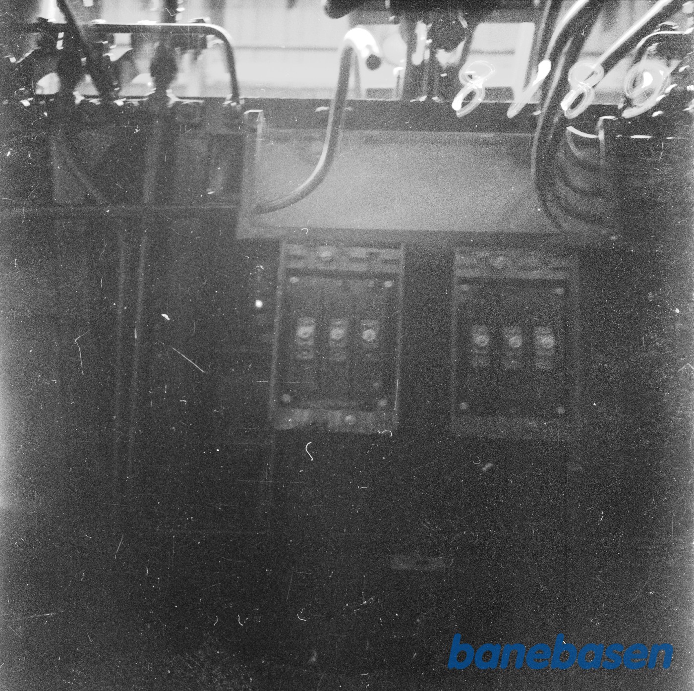 Nærtrafikvogn i værkstedet. Bremsedele og rør undervogn. Nærtrafikvogn i værkstedet. Bremsedele og rør undervogn.