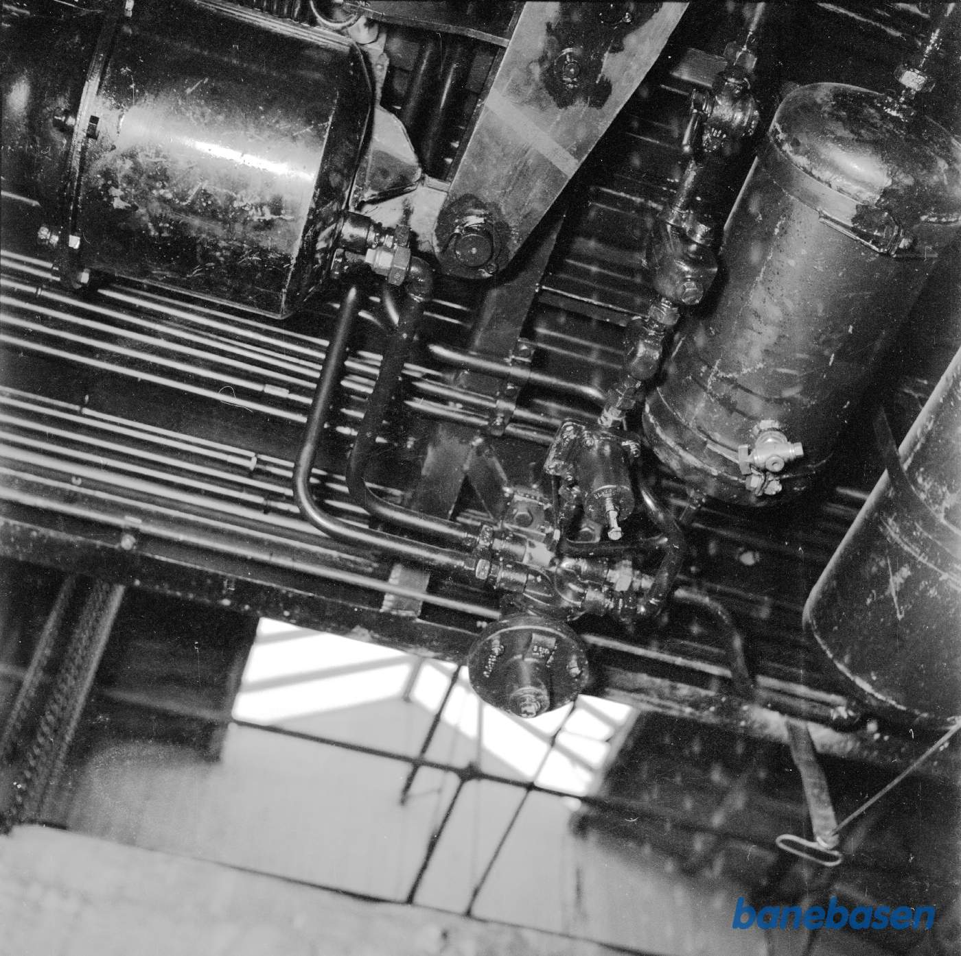 Nærtrafikvogn i værkstedet. Bremsedele og rør undervogn. Nærtrafikvogn i værkstedet. Bremsedele og rør undervogn.