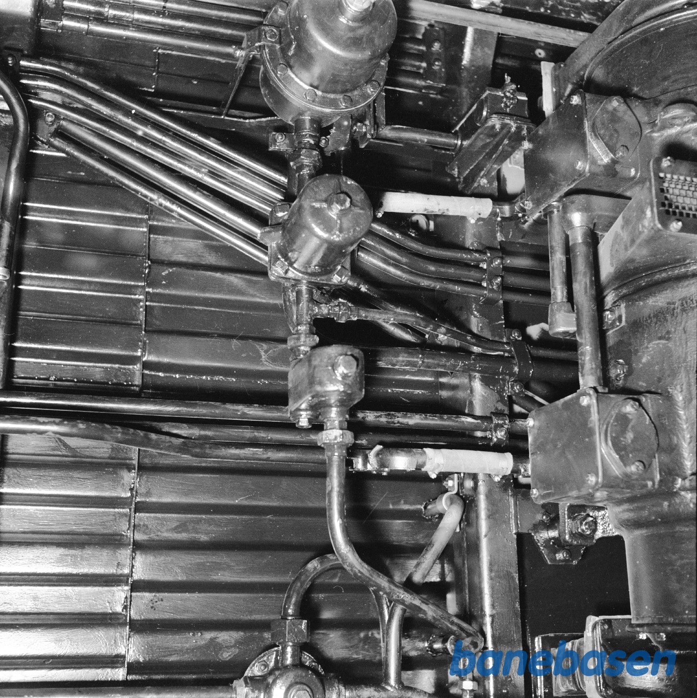 Nærtrafikvogn i værkstedet. Bremsedele og rør undervogn. Nærtrafikvogn i værkstedet. Bremsedele og rør undervogn.