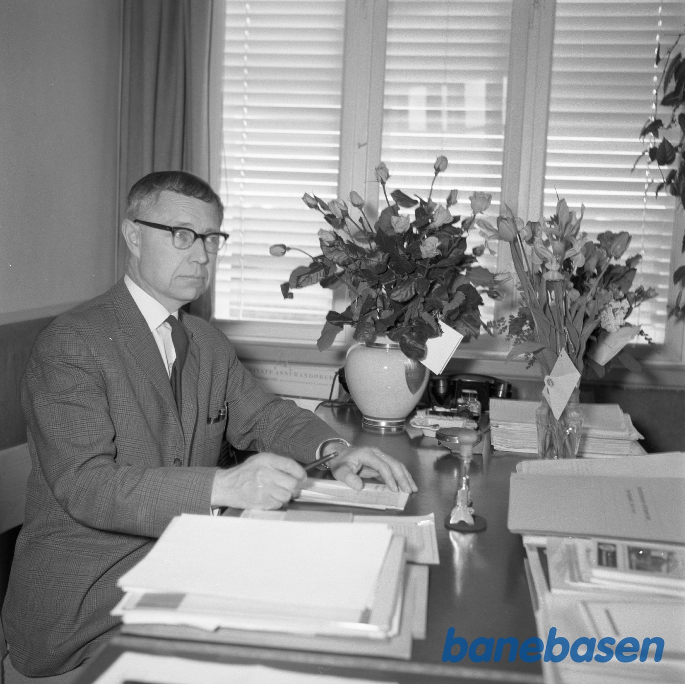 Funktionær ved sit skrivebord Funktionær ved sit skrivebord