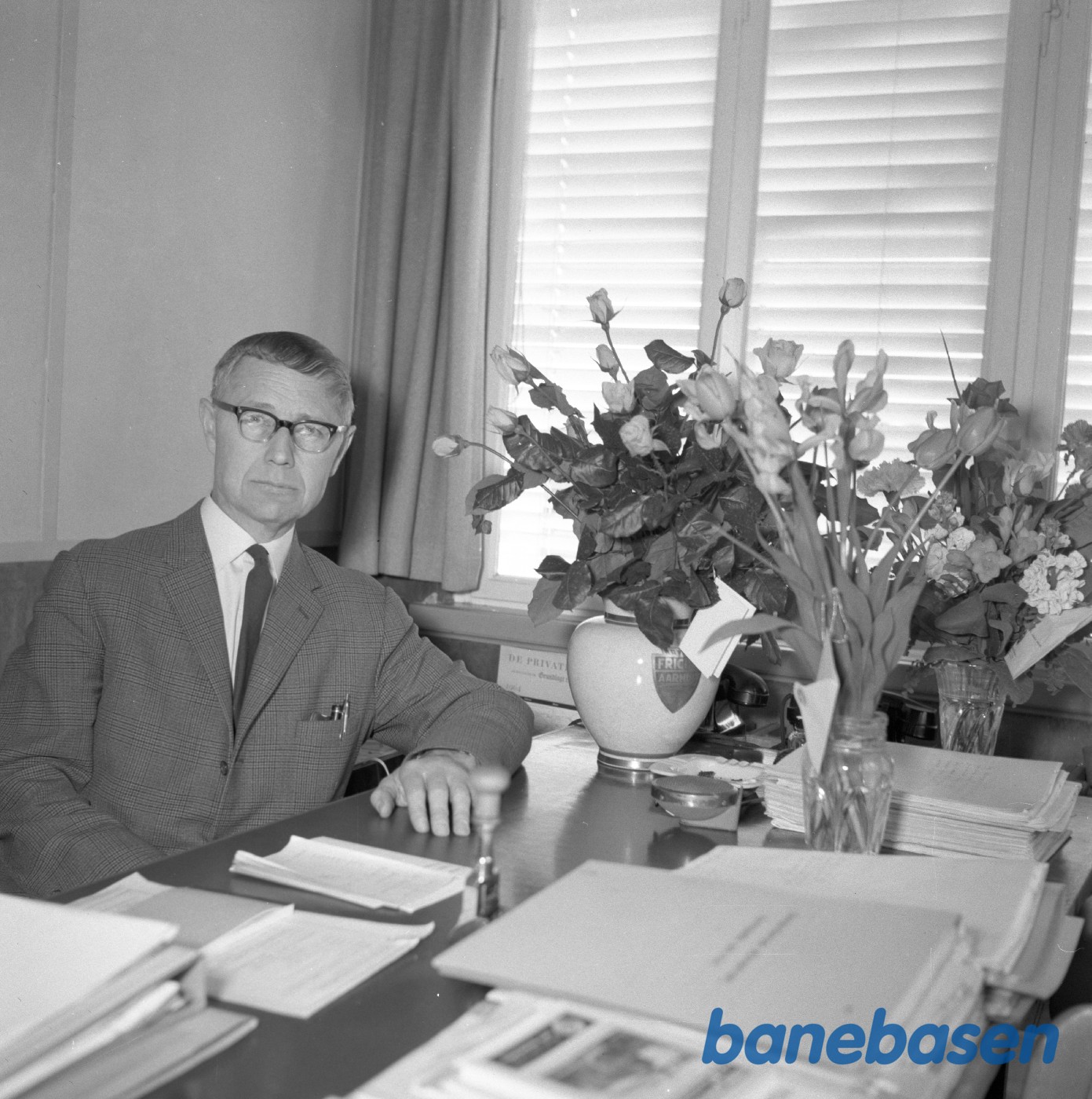 Funktionær ved sit skrivebord Funktionær ved sit skrivebord