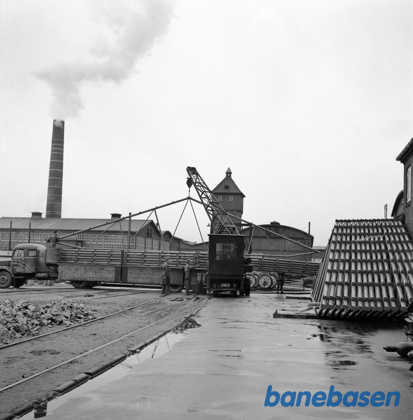 Spær læsses på lastbil i fabriksgården med egen kran Spær læsses på lastbil i fabriksgården med egen kran