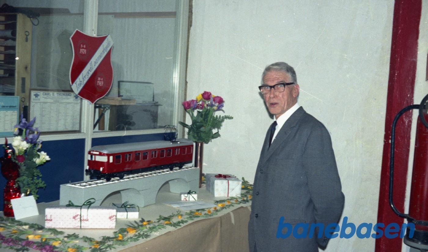 Hele serien hedder Ing. Hougaard afsked med Frichs Hele serien hedder Ing. Hougaard afsked med Frichs