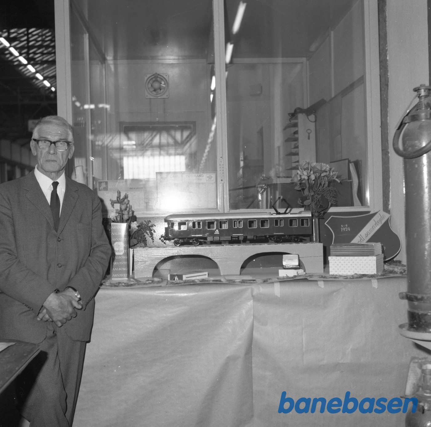 Hele serien hedder Ing. Hougaard afsked med Frichs Hele serien hedder Ing. Hougaard afsked med Frichs