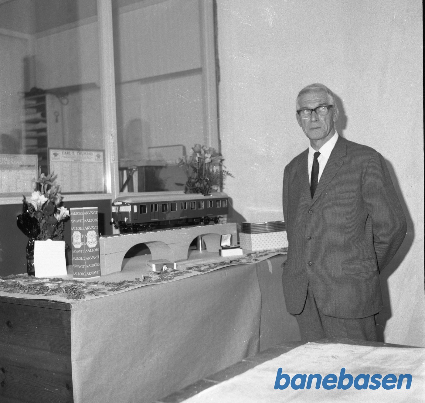 Hele serien hedder Ing. Hougaard afsked med Frichs Hele serien hedder Ing. Hougaard afsked med Frichs