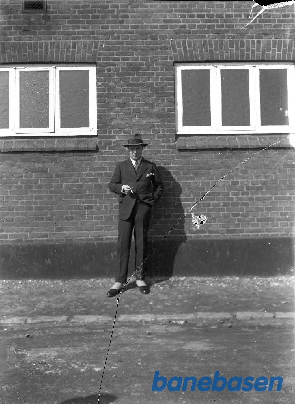 Ukendt person foran Frichs bygning Ukendt person foran Frichs bygning