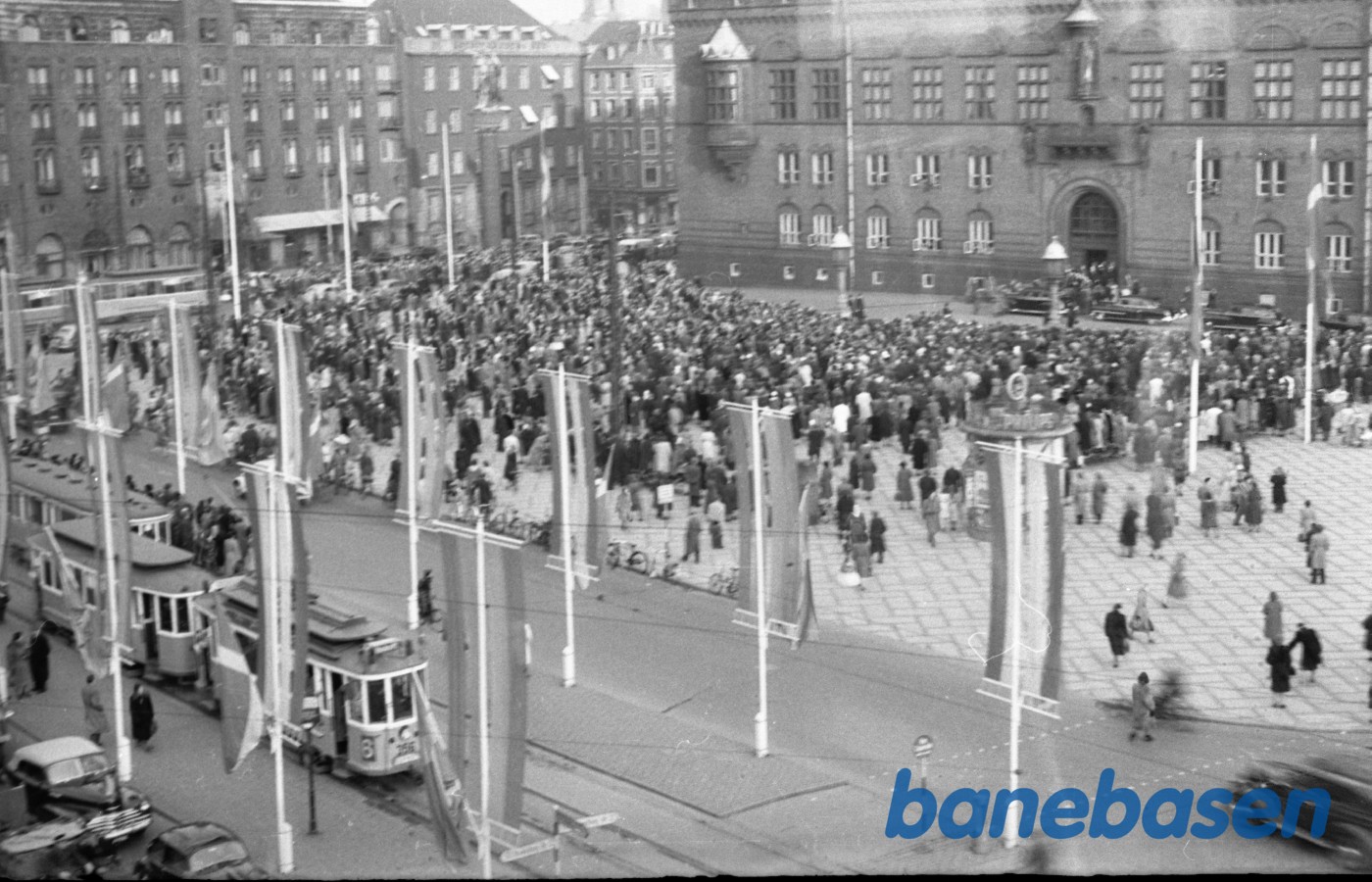 Festlighed på Rådhuspladsen i KBH med sporvogne Festlighed på Rådhuspladsen i KBH med sporvogne