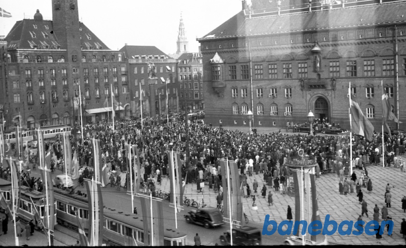 Festlighed på Rådhuspladsen i KBH med sporvogne Festlighed på Rådhuspladsen i KBH med sporvogne
