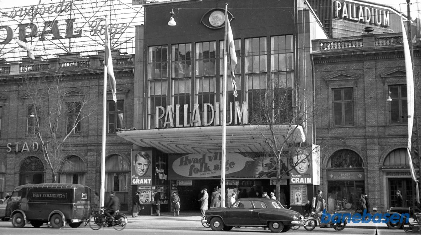 Palladium i KBH med reklame for filmen: "Hvad folk ved sige"
