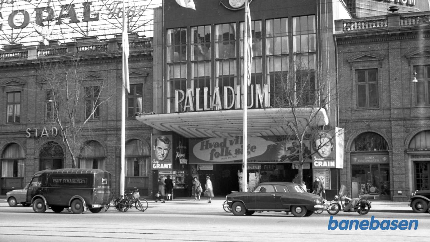 Palladium i KBH med reklame for filmen: "Hvad folk ved sige"