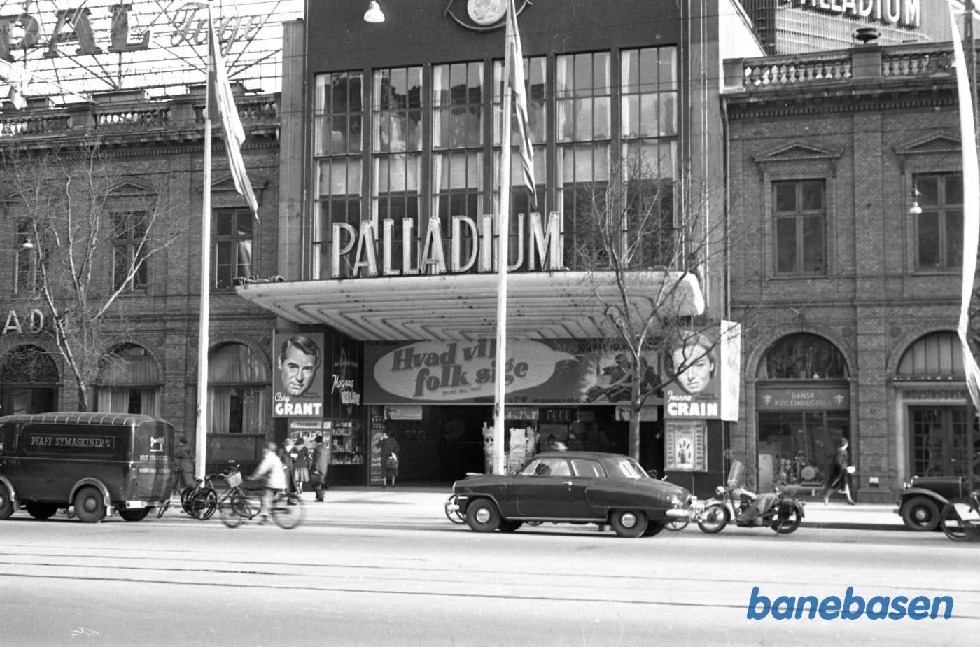 Palladium i KBH med reklame for filmen: "Hvad folk ved sige"