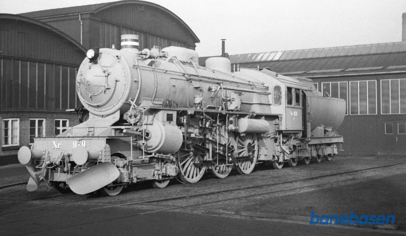 Ltr E 979 gråmalet i fabriksgården